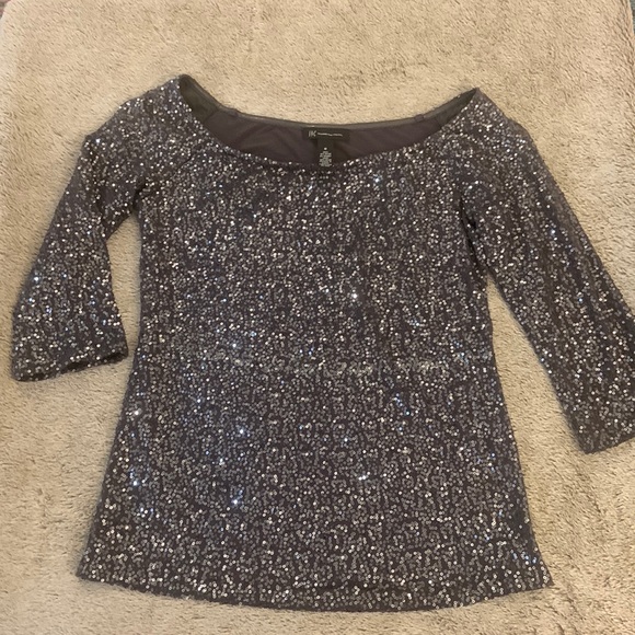 🔥Fall CLEARANCE  IINC excellent condition sequined silver and gray mid/long top - Picture 1 of 3